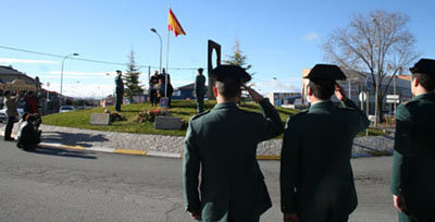 Dos sencillos homenajes al guardia civil Antonio Molina 10 años después de su asesinato