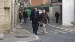 Tomás Gómez, con el secretario general del PSOE local, Alberto Martín Mansilla, en las calles de Moralzarzal (Foto: Cedida)