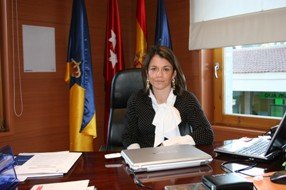 La alcaldesa de Torrelodones, Elena Biurrun (VxT), en su despacho