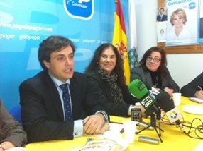 Daniel Pérez, con Lola Bermúdez y Carmen Casahorrán, en la sede del PP (Foto: E. P.)