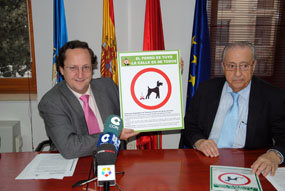 El Ayuntamiento presenta la campaña ‘El perro es tuyo, la calle es de todos’