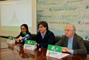 El alcalde, con dos de los concejales de su Equipo de Gobierno, en la presentación de este servicio