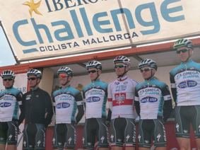 Verona (a la derecha), junto a sus compañeros del Omega Pharma en el Paseo Marítimo de Palma