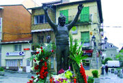 La estatua de Paquito se llenó de flores el lunes (Foto: A. FERNÁNDEZ)