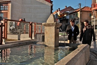 El alcalde y el concejal de Mantenimiento Urbano, en la plaza del Caño