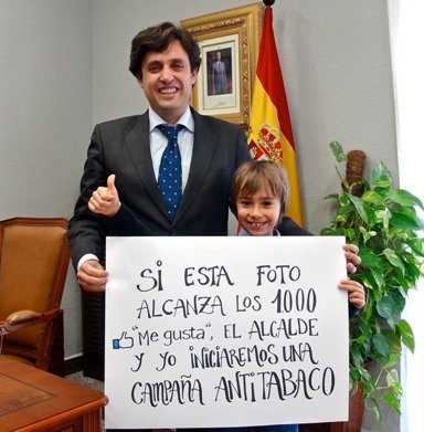 El alcalde de Galapagar y un niño de 7 años iniciarán una campaña antitabaco si su foto alcanza los mil 'me gusta' en Facebook