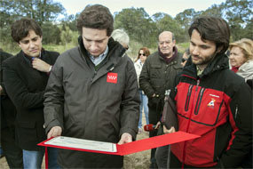 La Comunidad presenta en Valmayor una aplicación para potenciar el turismo ornitológico