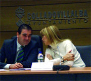 El alcalde, ayer en el el pleno, junto a una concejala (Foto: A. O.)