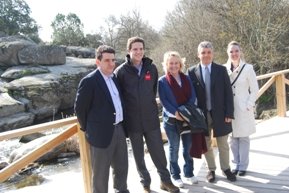 El consejero de Medio Ambiente, con representantes municipales y de la Obra Social (Foto: E. P.)