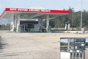 La polémica estación de servicio de la M-608, desguazada y abandonada a su propia suerte 