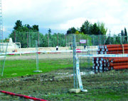 Imagen de los trabajos en uno de los campos de fútbol del polideportivo municipal (Foto:  E. P.)