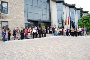 Concentración de políticos y trabajadores municipales a las puertas del Ayuntamiento (Foto: A. O.)