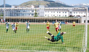 Lanzamiento del penalti que Campillo estrelló en el larguero (Foto: E. Peñas)