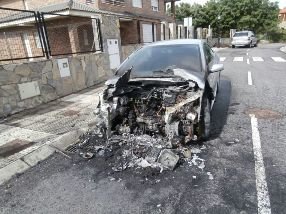 Estado en que quedó el vehículo, aparcado junto al domicilio de la concejala