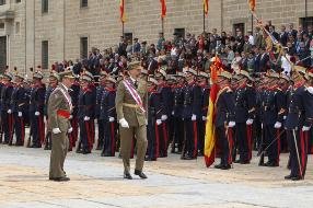 Don Felipe pasa revista a una Compañía de Honores de la Guardia Real

 (Foto: Casa de S. M. el Rey)