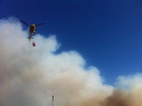 Un helicóptero trabaja en la extinción del incendio (Foto: C. M.)