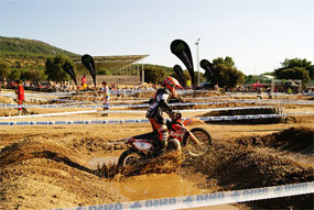 Mil personas disfrutaron en la ciudad deportiva de Moralzarzal de la VI Copa Solidaria Enduro Indoor 