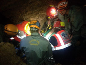 El Servicio de Montaña de la Guardia Civil de Navacerrada logra rescatar a un espeleólogo accidentado en el interior de una cueva de Segovia