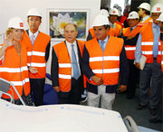 Esperanza Aguirre y Manuel Lamela (a la izquierda), durante una visita hace unas semanas al hospital Puerta de Hierro de Majadahonda; (Foto: ARCHIVO)