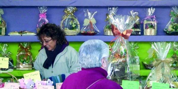 El martes se inauguró el tradicional mercadillo de Navidad instalado este año en el atrio de la biblioteca Miguel Hernández de Collado Villalba