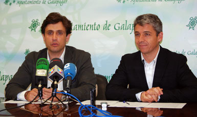 El alcalde, Daniel Pérez, y el concejal de Hacienda, Fernando Arias (Foto: E. P.)