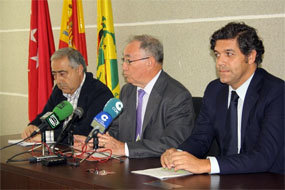 Temprado (en el centro), con el alcalde, Agustín Juárez, y el edil de Deportes, Carlos Sanz