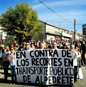 Unas 500 personas secundan la marcha celebrada en Alpedrete en protesta por los recortes en las líneas de autobús 681 y 685