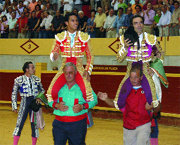 “El Cid” y Luis Bolívar salieron a hombros en Moralzarzal (Foto: ARCHIVO)