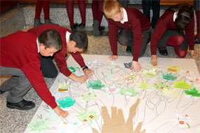 Los niños del colegio San Gregorio de Galapagar participan en un acto sobre la Constitución  