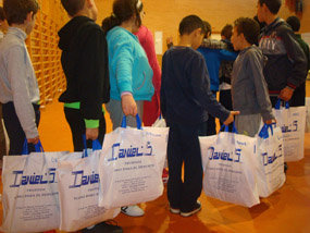 Daniel’s Deportes dona la equipación deportiva de los alumnos de ‘Socialbasket’