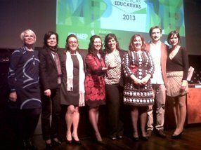 El grupo de docentes premiados, junto a la directora del Peñalara, Isabel Cermeño, y la edil de Educación, Lourdes Cuesta