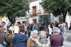 Minuto de silencio a las puertas del Ayuntamiento de El Escorial (Foto: E. P.)