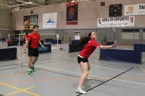 Los jugadores sanlorentinos consiguen cinco medallas en el Campeonato de Madrid de Bádminton Sub-19