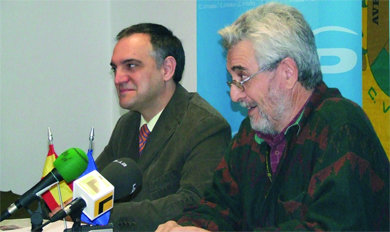 Amando de Miguel, junto al candidato del Partido Popular local, Julio Henche  (Foto: ARCHIVO)