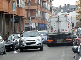 Un camión de la limpieza,  por ‘prohibida’ después del mercadillo en Los Belgas