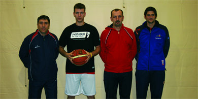 Nenad Petrovic, con el balón, posando este lunes   (Foto: b.torrelodones.com)