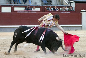 Antonio Nazaré da una vuelta  en la corrida de Resurrección 