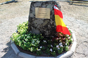 Una placa recuerda al Papa Juan Pablo II en el parque infantil que lleva su nombre