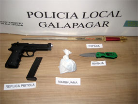 Un control acaba con cinco denunciados por tenencia de armas y marihuana