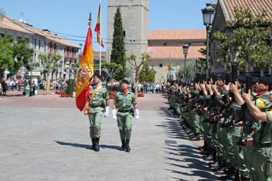 Multitudinario y emotivo acto de jura de bandera en la plaza de la Constitución de Galapagar