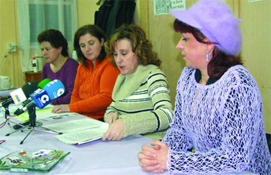 La asociación de vecinos, durante la rueda de prensa del pasado lunes  (Foto: ALEJANDRO SÁNCHEZ)