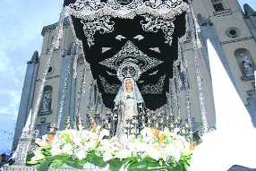 La imagen de Nuestra Señora de la Soledad, saliendo de la parroquia (Foto: Archivo)