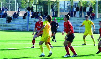 Corbella, en la imagen ante el Pinto, anotó en Valdebebas su duodécimo gol en Liga  (Foto: EL FARO)