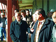 López Hurtado, a la izquierda, dialogando con el alcalde  (Foto: EL FARO)