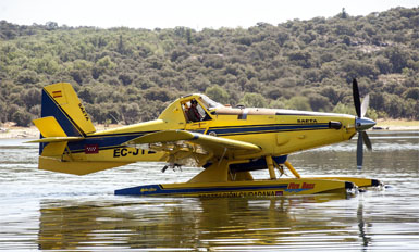 La Comunidad presenta en Valmayor un avión anfibio para luchar contra los incendios forestales