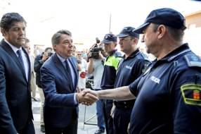 Ignacio González y el alcalde, Agustín Juárez, saludando a los mandos de la Policía Local (Foto: C. M.)