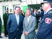 El alcalde de Galapagar, hablando con el consejero de Justicia e Interior  (Foto: ALEJANDRO SÁNCHEZ)