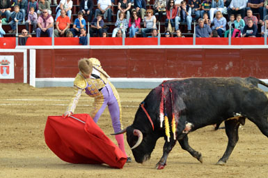 Los novilleros Borja Jiménez y Roca Rey triunfan en Guadarrama ante un buen lote de Joselito