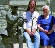 Tiene 35 años, reside en Alpedrete y tiene su taller en Guadarrama.
Es el autor de la escultura que conmemora los 500 años de la Villa.
Considera el humor como algo fundamental y su próximo proyecto se llama ‘Haciendo el bestiario’.