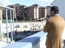 El alcalde contempla las obras en Batalla de Bailén (Foto: A. SÁNCHEZ)